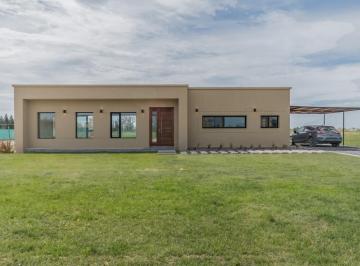 Casa · 190m² · 4 Ambientes · 2 Cocheras · Casa en Venta - 3 Dorm. 3 Baños - Cocheras - 226 m² - Campos de Roca II