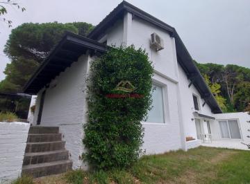 Casa · 170m² · 5 Ambientes · 1 Cochera · Casa en Venta en Zona Golf de Pinamar.