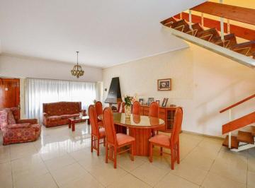 Casa · 140m² · 4 Ambientes · 2 Cocheras · Casa en Venta - 3 Dorm. 2 Baños 2 Cocheras - 165 m² - La Plata