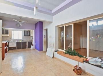 Casa · 256m² · 4 Ambientes · 2 Cocheras · Casa en Venta con Local y Cochera