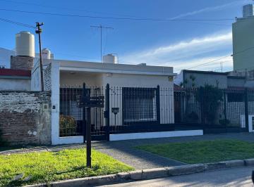 Casa · 70m² · 3 Ambientes · 2 Cocheras · Casa Tres Ambientes con Patio y Quincho a La Venta en Wilde