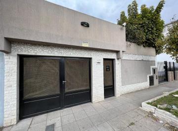 Casa · 145m² · 4 Ambientes · 1 Cochera · Casa - Bernal Venta Pileta Permuta Apto Crédito Pileta Cochera Terreno Amplio