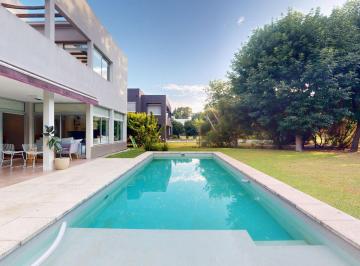 Casa · 180m² · 4 Ambientes · 2 Cocheras · Casa Alquiler Grand Bell I 2 Dorm.