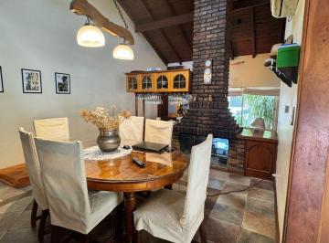 Casa · 246m² · 4 Ambientes · 2 Cocheras · Casa en Venta en Morón. Amplio Lote
