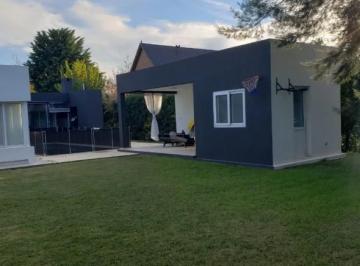 Casa · 200m² · 4 Ambientes · 4 Cocheras · Casa Venta - 3 Dorm. 4 Baños - 1000 m² Totales - Álamo Alto