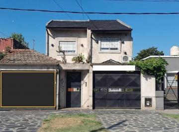 Casa · 166m² · 4 Ambientes · 2 Cocheras · Casa en Venta 6 Amb con Quincho y Pileta