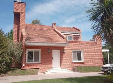 Casa · 287m² · 4 Ambientes · 1 Cochera · Casa en Venta - 3 Dorm. 3 Baños - Cochera - 1.100 m² - Campana
