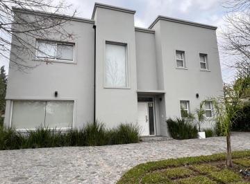 Casa · 210m² · 5 Ambientes · 2 Cocheras · Casa en Venta - 3 Dorm. 4 Baños - Cochera - 1.000 m² - Pilar