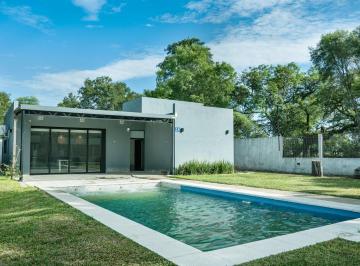 Casa · 555m² · 4 Ambientes · 2 Cocheras · Casa en Barrio Alwa