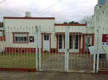 Casa · 100m² · 4 Ambientes · 3 Cocheras · Casa en Venta - 3 Dorm. 1 Baño - Cochera - 300 m² - Los Hornos, La Plata