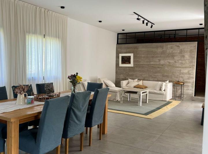 Casa · 330m² · 7 Ambientes · 2 Cocheras
