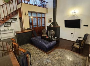 Casa · 198m² · 4 Ambientes · 3 Cocheras · Venta - Casa de 3 Dorm. Apto Credto - Pileta Patio