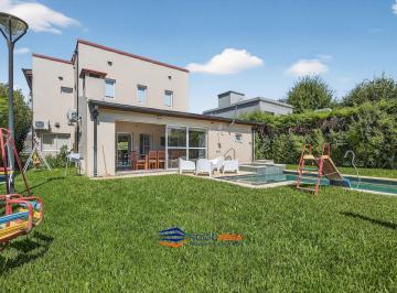 Casa · 231m² · 4 Ambientes · 2 Cocheras · Casa a La Venta en Haras Maria Elena