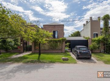 Casa · 190m² · 4 Ambientes · 2 Cocheras · Casa en Venta - 3 Dorm. 4 Baños - 180 m² - El Quilmar, City Bell, La Plata