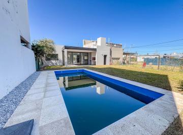 Casa · 108m² · 4 Ambientes · 1 Cochera · Venta - Casa de 3 Dorm. con Pileta y Jardín. Tierra de Sueños 2, Roldan.
