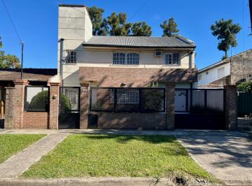 Casa de 5 ambientes, Almirante Brown · Policastro 326 - Adrogue / Chalet de 5 Amb Apto Credito!
