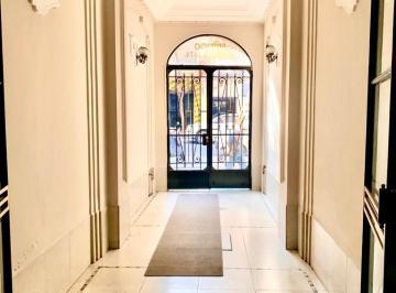 Hall de Entrada · Oficinas Amuebladas, Luminosas, Pintadas y con Pisos Pulidos y Plastificados.