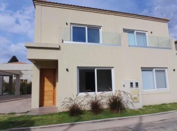 Casa · 106m² · 4 Ambientes · 1 Cochera · Venta Casa en Pilar, Saravi Village