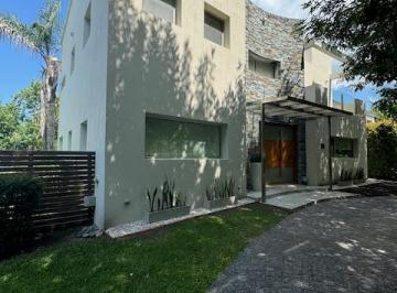 Casa · 400m² · 4 Dormitorios · 2 Cocheras · Alquiler de Casa con Muebles en Village del Parque