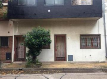 Casa · 150m² · 5 Ambientes · Casa en Venta - 4 Dorm. 2 Baños - 180 m² - Flores