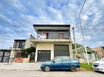 Casa · 242m² · 4 Ambientes · 1 Cochera · Venta Casa Multifamiliar C/local Isidro Casanova