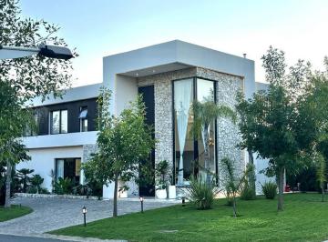 Casa · 300m² · 6 Ambientes · Casa en Fincas de Hudson