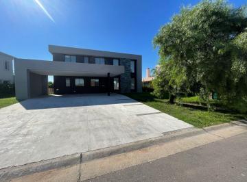 Casa · 245m² · 5 Ambientes · 2 Cocheras · Casa en San Matias Al Agua