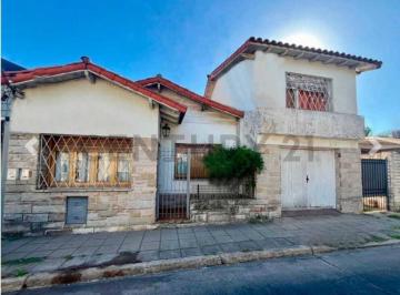 Casa · 134m² · 3 Ambientes · 1 Cochera · Venta Casa 3 Ambientes con Jardin Castelar Sur. Apto Credito