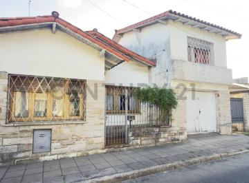 Casa · 134m² · 3 Ambientes · 1 Cochera · Venta Casa 3 Ambientes con Jardin Castelar Sur. Apto Credito