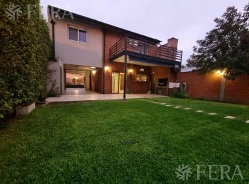 Casa · 215m² · 5 Ambientes · 1 Cochera · Venta de Casa 5 Ambientes con Cochera y Piscina en Belén de Escobar