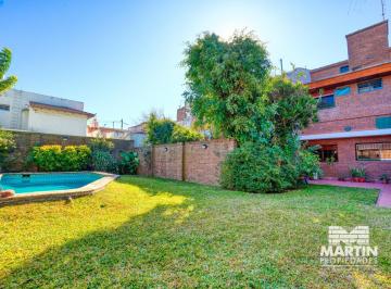 Casa · 200m² · 5 Ambientes · 1 Cochera · Casa en Venta de 5 Amb y Gran Jardín con Pileta en Villa Martelli