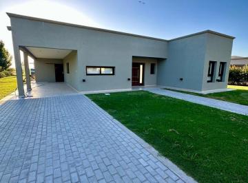 Casa · 1200m² · 4 Ambientes · Casa en Barrio Privado Área 60