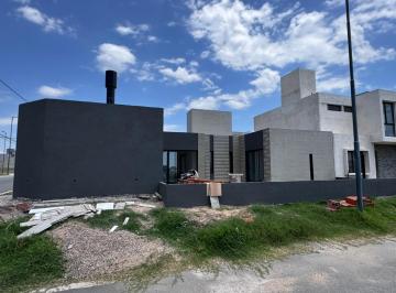 Casa · 150m² · 5 Ambientes · 2 Cocheras · Casa en Venta de 2 Dorm. en Manantiales.