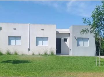 Casa · 110m² · 4 Ambientes · 3 Cocheras · Casa en Santa Elena