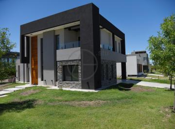 Casa · 200m² · 5 Ambientes · 2 Cocheras · Casa en Alquiler en Araucarias Puertos