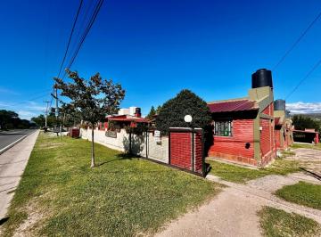 Casa · 321m² · 5 Ambientes · 4 Cocheras · Complejo en Venta Tanti, Sobre Ruta, con Pileta