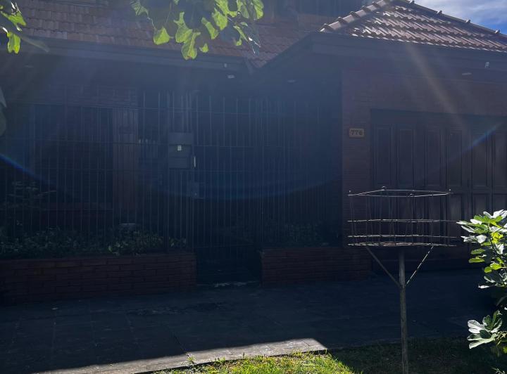 Casa · 220m² · 6 Ambientes · 2 Cocheras