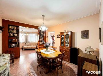 Casa · 260m² · 7 Ambientes · 1 Cochera · Casa en Venta - 3 Dorm. 3 Baños - Cocheras - 334,6 m² - La Plata