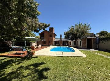 Casa · 200m² · 5 Ambientes · 10 Cocheras · Casa Venta Sin Expensas Jardin Pileta Quincho Permuta