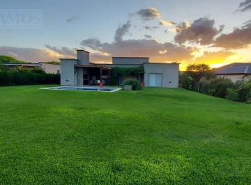 Casa · 170m² · 5 Ambientes · 2 Cocheras · Casa con Mucho Verde y Pileta en San Sebastian - Mb