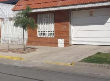 Casa · 150m² · 4 Ambientes · 2 Cocheras · Casa en Venta - 3 Dorm. 1 Baño - Cochera - 330 m² - Zárate
