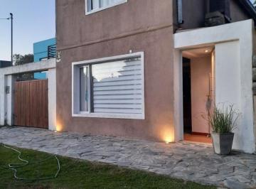 Casa · 90m² · 3 Ambientes · 1 Cochera · Casa en Venta - 2 Dorm. 1 Baño - 90 m² - Claromeco