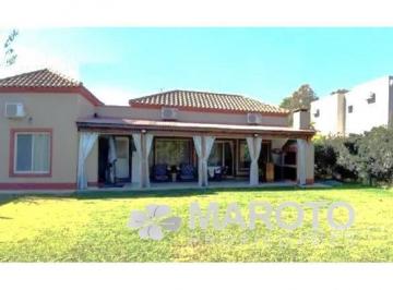 Casa · 170m² · 4 Ambientes · 2 Cocheras · Casa en Venta en Barrio Privado San Lucas - Apta a Credito - Maroto Propiedades