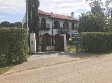 Casa · 270m² · 5 Ambientes · 1 Cochera · Chalet en Esquina Sobre Importante Superficie de Terreno.