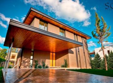 Casa · 182m² · 4 Ambientes · 2 Cocheras · Casa en Las Prunas