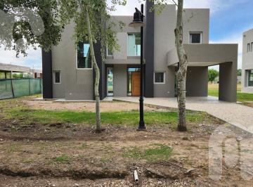 Casa · 187m² · 5 Ambientes · 1 Cochera · Venta Casa Haras del Sur 3