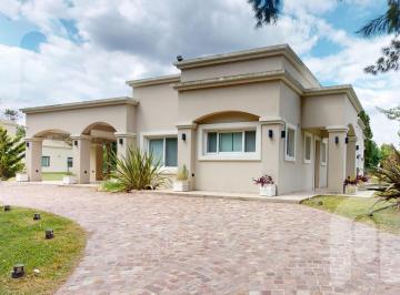Casa · 250m² · 5 Ambientes · 2 Cocheras · Venta Casa en Miralagos