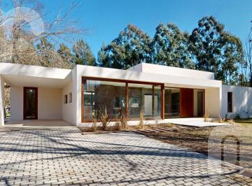 Casa · 180m² · 5 Ambientes · 1 Cochera · Venta Casa de 3 Dorm. en Miralagos