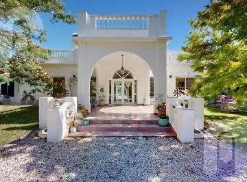 Casa · 280m² · 8 Ambientes · Venta Casa Campos de Roca