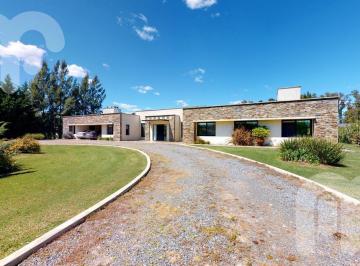 Casa · 202m² · 5 Ambientes · 2 Cocheras · Venta Casa Campos de Roca 3 Dorm.
